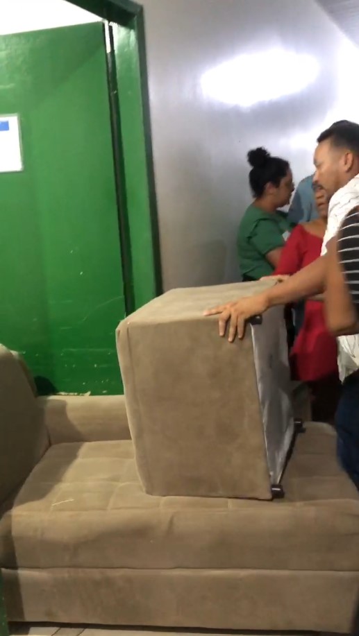 Homem Leva Sofá para Hospital Geral de Parauapebas e Cena Expõe Caos na Saúde Pública Municipal.