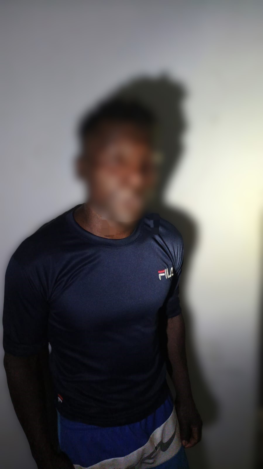 O Homem e a vitimas são detidos e levados até a delegacia para prestar depoimento. 