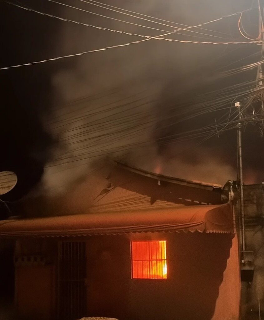 Incêndio atinge residência no Bairro da Paz, em Parauapebas; um animal morreu carbonizado
