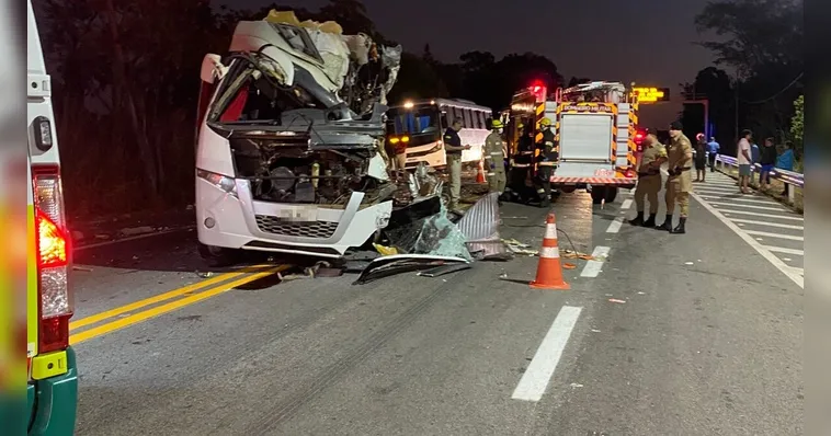 Grave Acidente com Micro-ônibus e Carreta na BR-153 Deixa Cinco Mortos em Goiás