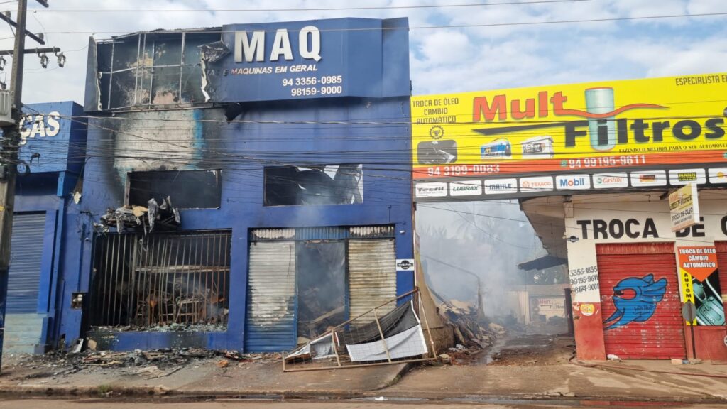 Incêndio de grandes proporções atinge loja e mobiliza autoridades em Parauapebas