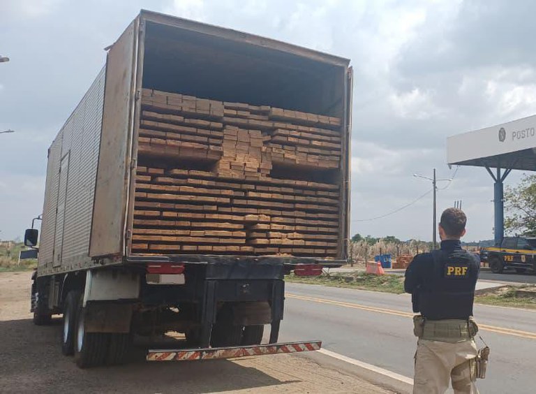 PRF Apreende 27 m³ de Madeira Transportada Ilegalmente em Marabá
