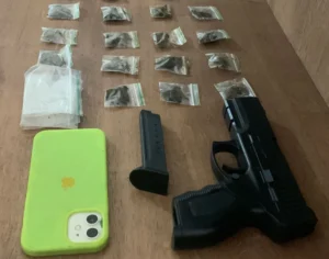 Polícia Militar apreende drogas e simulacro de arma de fogo durante patrulhamento no bairro Betânia, em Parauapebas